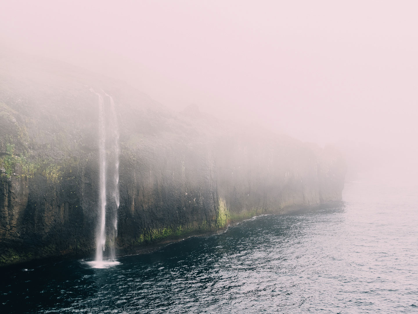 Les falaises de Hornbjarg dans le brouillard